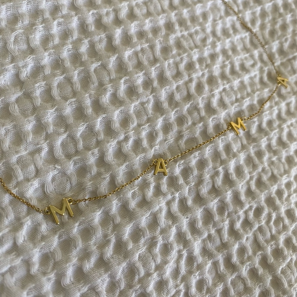 Like new “Mama” necklace - gold